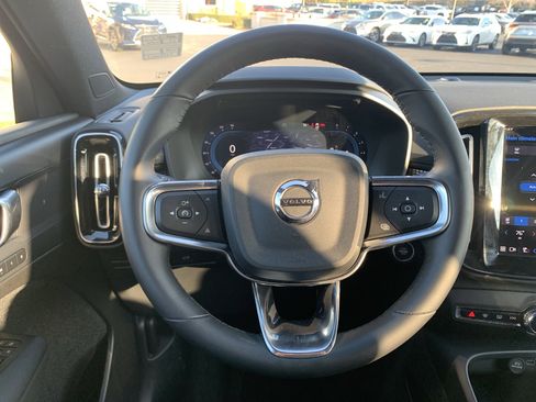 Used 2025 Volvo XC40 B5 Plus image 18