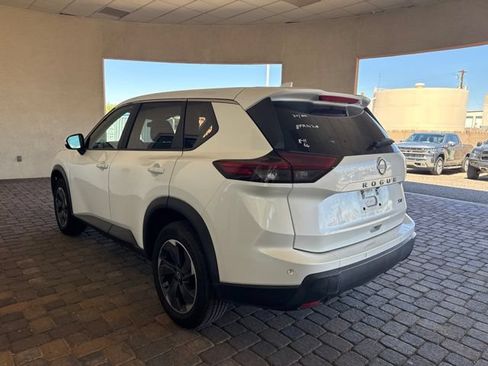 Used 2024 Nissan Rogue SV FWD image 2