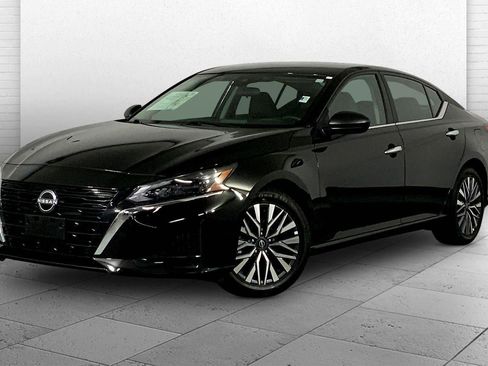 Used 2025 Nissan Altima 2.5 SV image 12