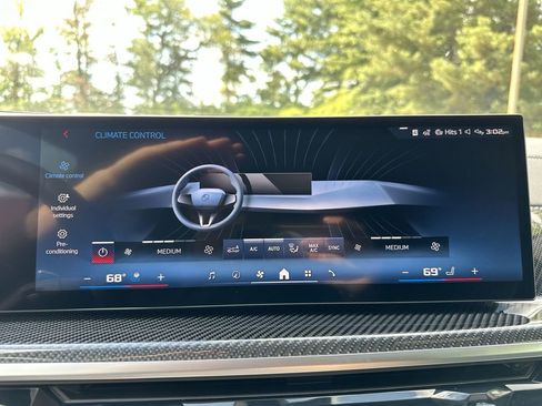 Used 2025 BMW X7 M60i image 43