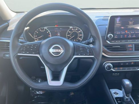 Used 2024 Nissan Altima 2.5 SV FWD image 11
