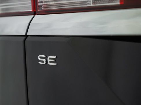 Used 2025 Volkswagen Atlas SE AWD/4WD image 7