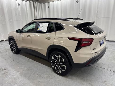 Used 2026 Chevrolet Trax RS w/ Sunroof Package image 3