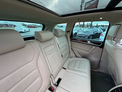 Used 2015 Volkswagen Touareg Sport image 26