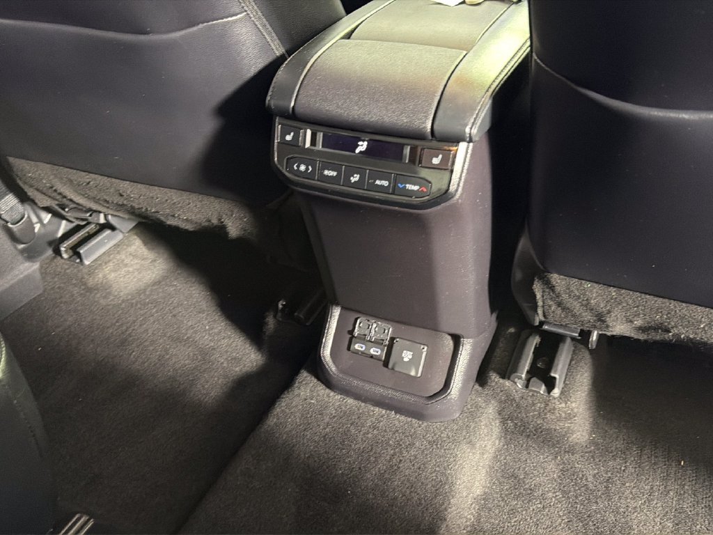 Used 2023 Toyota Highlander Platinum AWD/4WD image 36