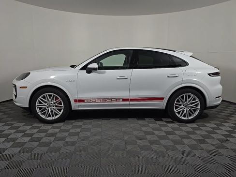 Used 2025 Porsche Cayenne S AWD/4WD image 2