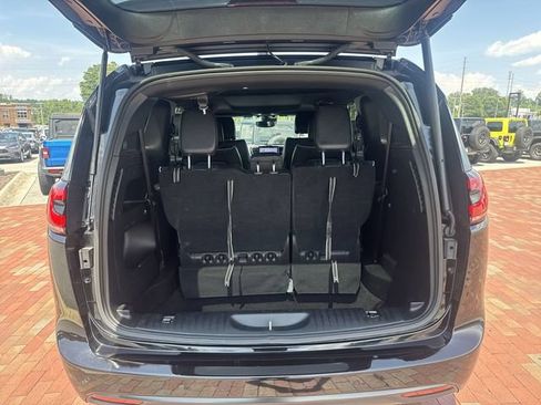 Used 2025 Chrysler Pacifica Limited FWD image 28