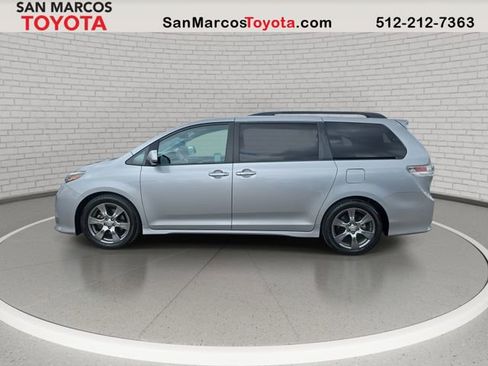 Used 2017 Toyota Sienna SE w/ SE Preferred Package image 8