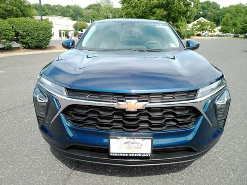 Used 2024 Chevrolet Trax LS w/ LS Convenience Package FWD image 3