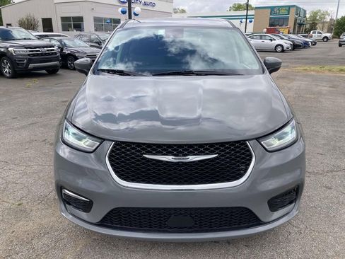 Used 2023 Chrysler Pacifica Touring-L image 7