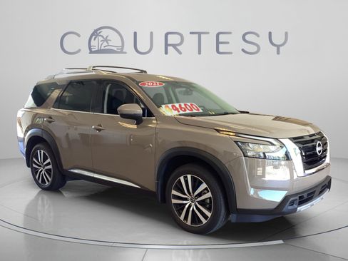 Certified 2025 Nissan Pathfinder Platinum w/ Cargo Package AWD/4WD image 9