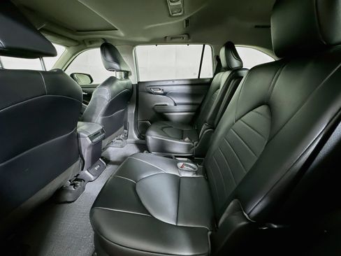Used 2022 Toyota Highlander XLE FWD image 28