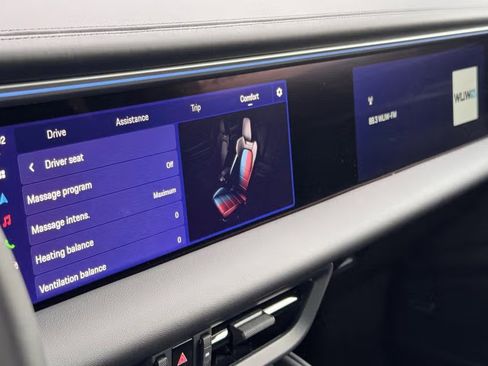 Certified 2025 Porsche Macan 4S Electric AWD/4WD image 24