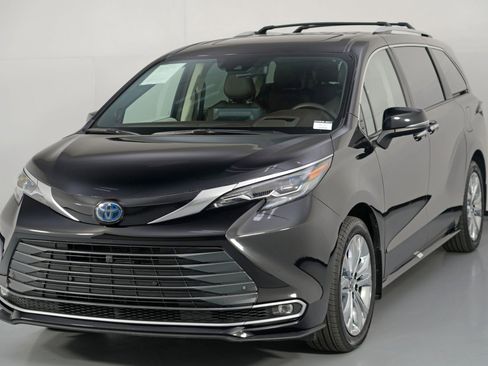 Used 2024 Toyota Sienna Platinum image 51