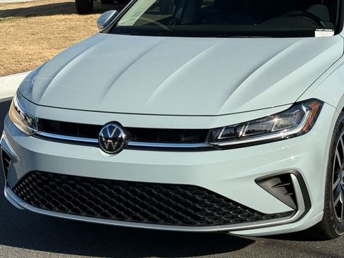 Used 2025 Volkswagen Jetta SE image 9