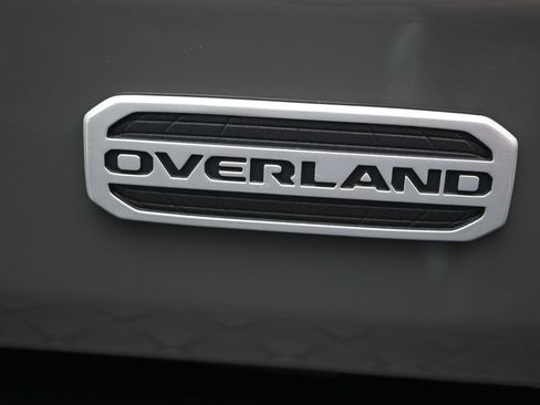 Used 2022 Jeep Gladiator Overland w/ Cold Weather Group AWD/4WD image 11