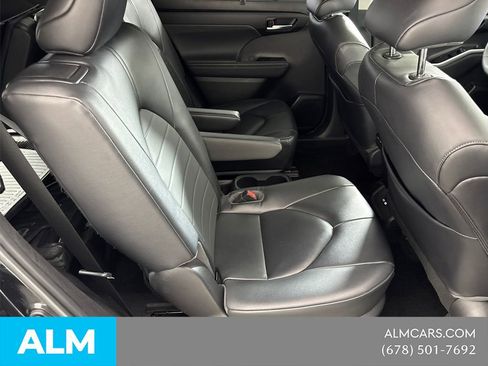 Used 2023 Toyota Highlander XLE FWD image 19