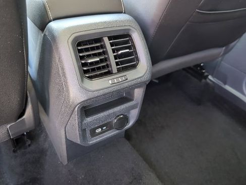 Used 2023 Volkswagen Tiguan SE image 28