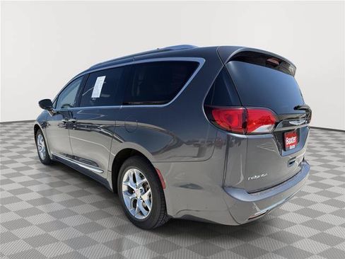 Used 2018 Chrysler Pacifica Limited FWD image 3