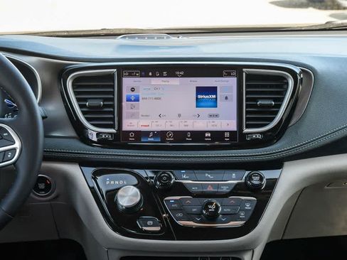 Used 2023 Chrysler Pacifica Touring-L FWD image 13