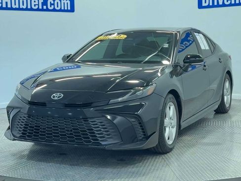 Used 2025 Toyota Camry SE w/ Convenience Package image 3