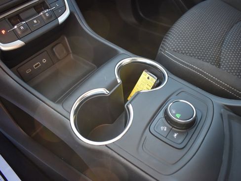 Used 2024 GMC Terrain SLE image 27