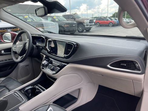 Used 2022 Chrysler Pacifica Limited AWD/4WD image 19