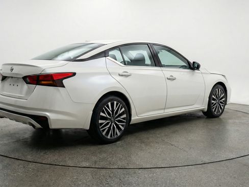 Used 2025 Nissan Altima 2.5 SV image 9