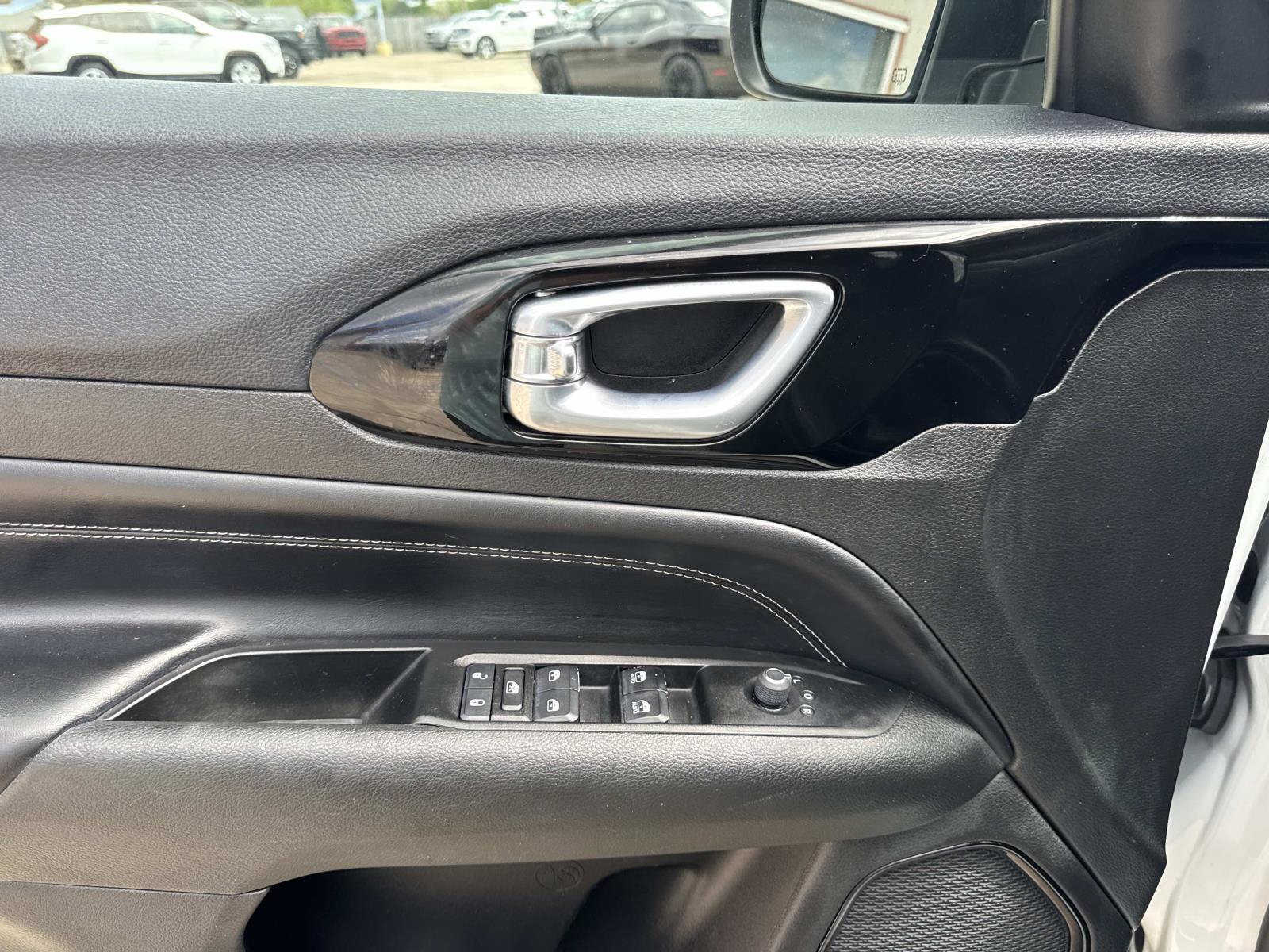 Used 2022 Jeep Compass Latitude FWD image 19