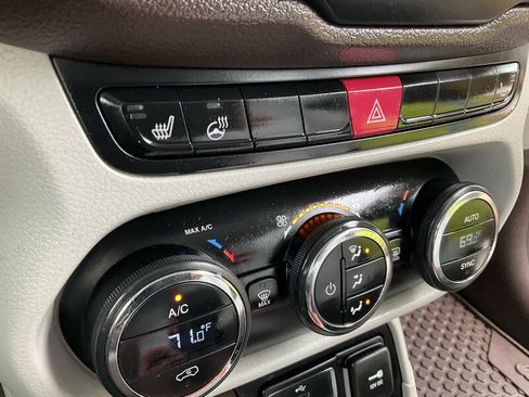 Used 2016 Jeep Renegade Latitude w/ Popular Equipment Group AWD/4WD image 34
