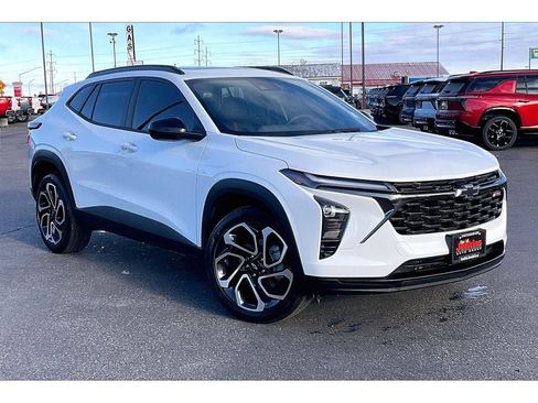 Used 2025 Chevrolet Trax RS w/ Sunroof Package image 2