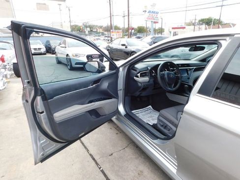 Used 2018 Toyota Camry LE image 16