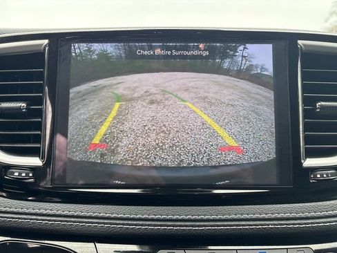 Used 2024 Chrysler Pacifica Touring-L AWD/4WD image 25