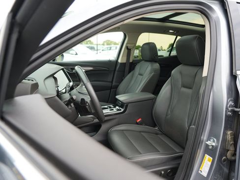 Used 2022 Buick Envision Essence w/ Technology Package I AWD/4WD image 12
