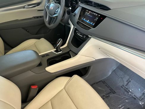 Used 2018 Cadillac XT5 Luxury w/ Driver Awareness Package FWD image 16