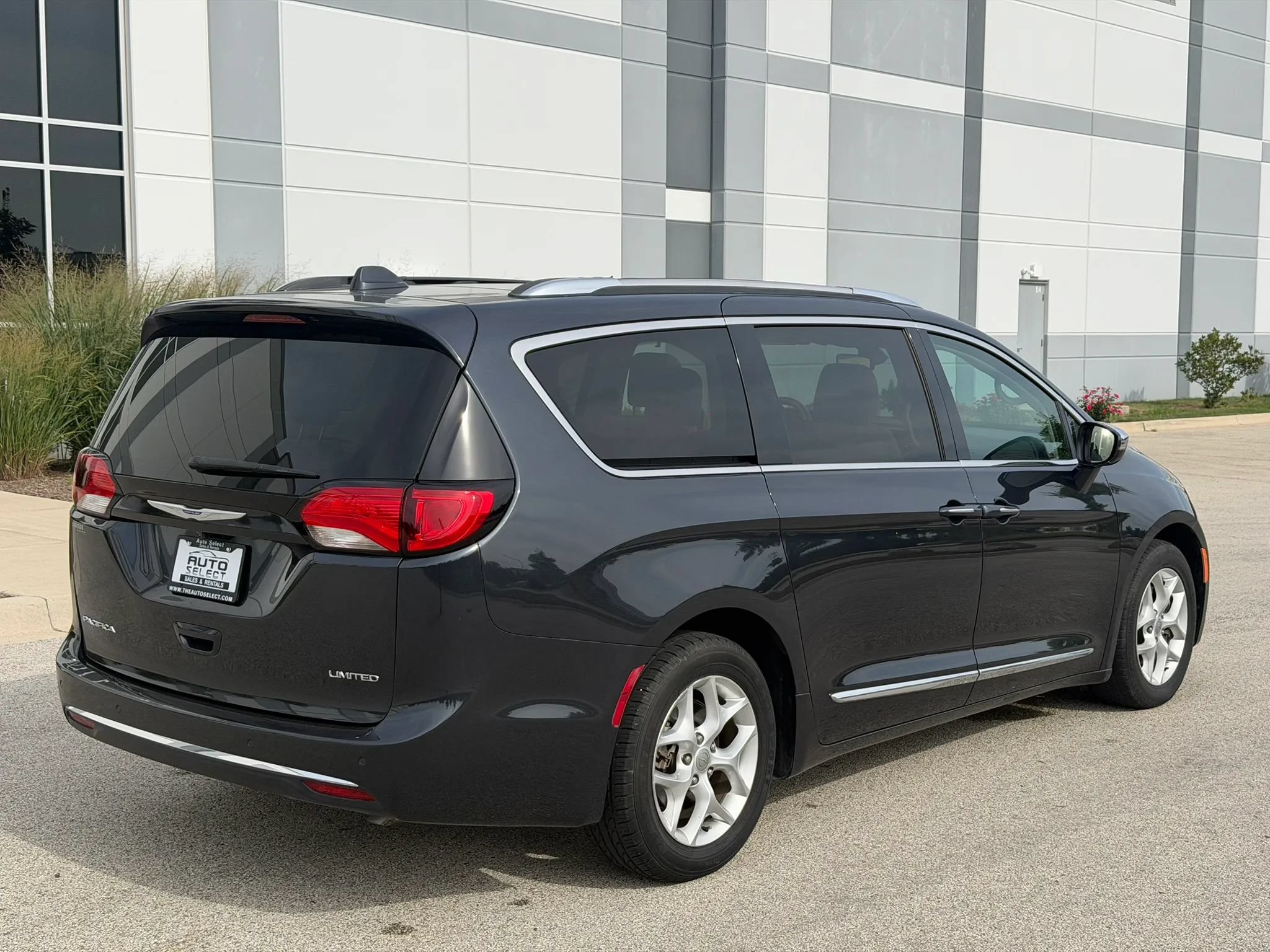 Used 2020 Chrysler Pacifica Limited FWD image 5