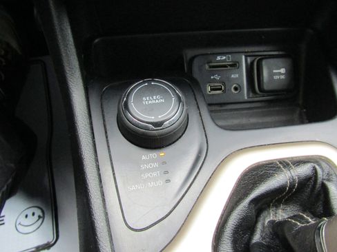 Used 2018 Jeep Cherokee Latitude w/ Altitude Package image 17