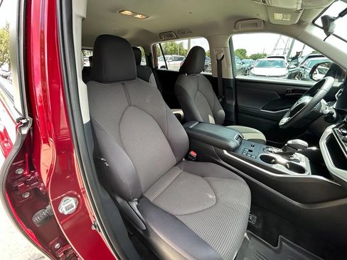 Used 2024 Toyota Highlander LE FWD image 32
