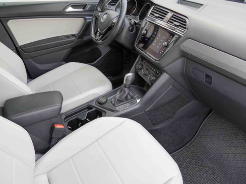 Used 2021 Volkswagen Tiguan SE R-Line image 11