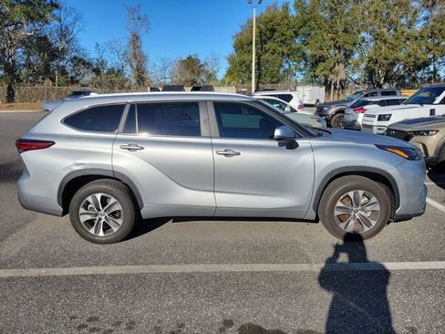 Used 2023 Toyota Highlander XLE image 3