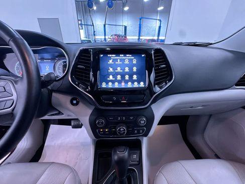 Used 2019 Jeep Cherokee Limited FWD image 22