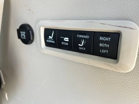 Used 2017 Chrysler Pacifica Limited w/ UConnect Theater Package FWD image 32