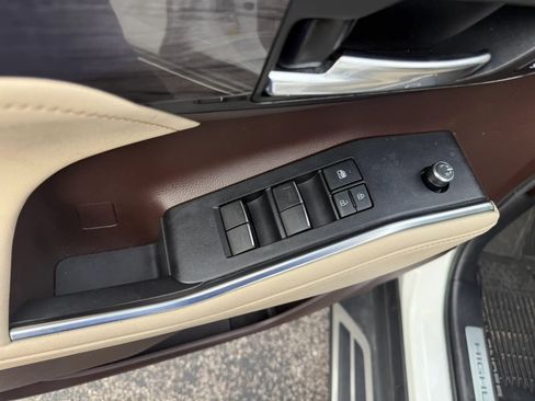 Used 2020 Toyota Highlander Limited AWD/4WD image 10