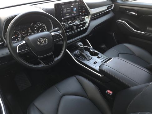 Used 2021 Toyota Highlander XLE image 14