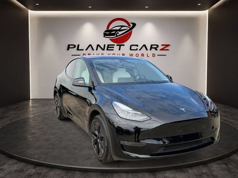 Used 2025 Tesla Model Y Long Range RWD image 7