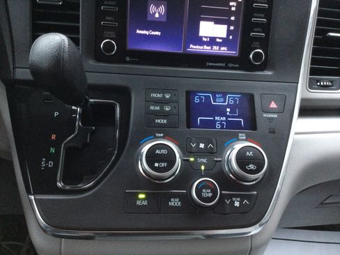 Used 2018 Toyota Sienna LE FWD image 14