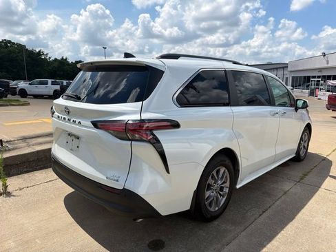 Used 2022 Toyota Sienna XLE w/ XLE Plus Package FWD image 5