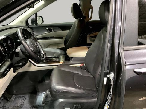 Used 2023 Kia Carnival LX FWD image 15