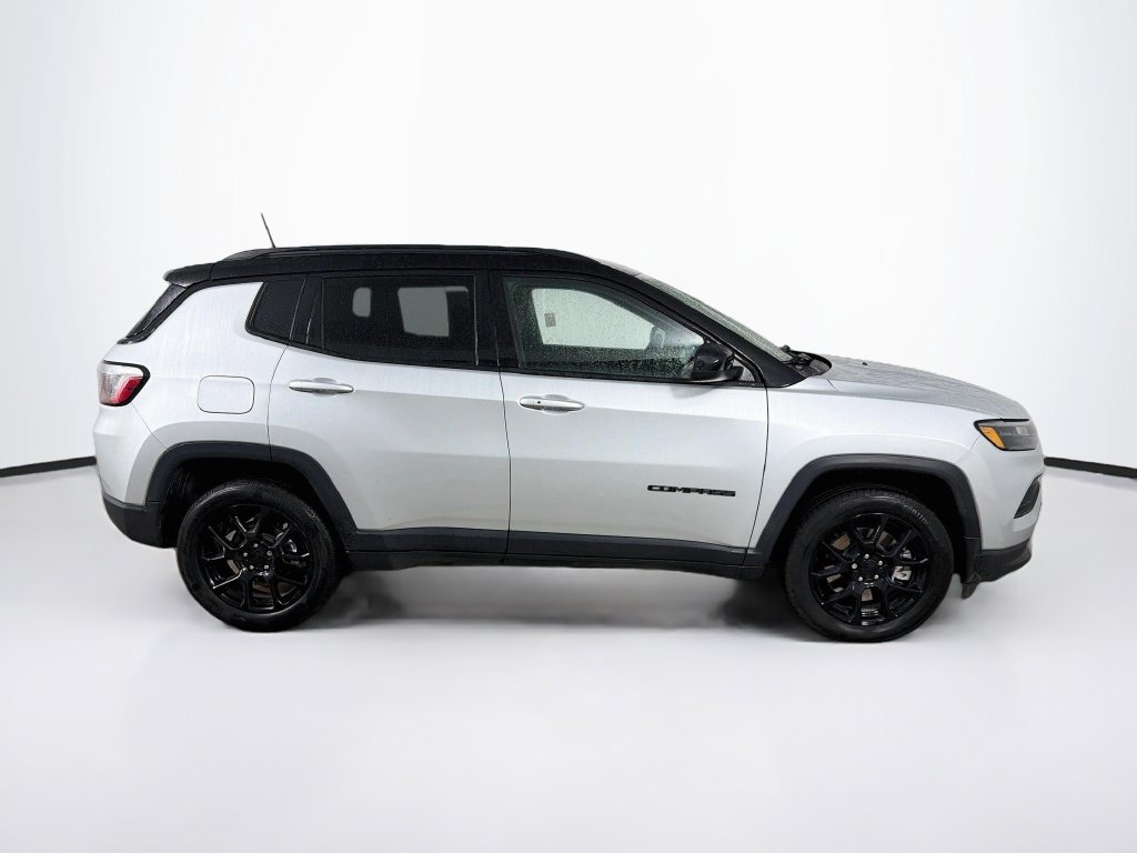 Used 2024 Jeep Compass Latitude w/ Convenience Group AWD/4WD image 4