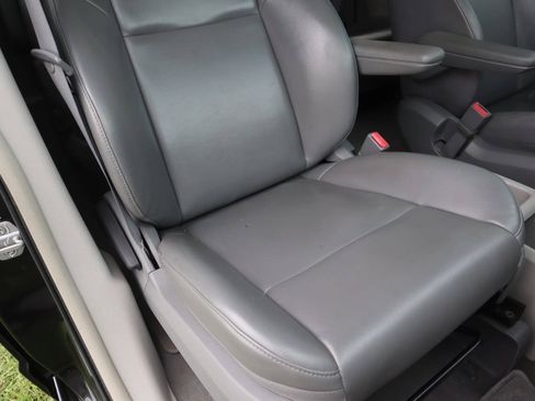 Used 2010 Volkswagen Routan SE FWD image 12